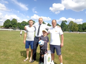 Евгений Булойчик вручил награду юному футболисту