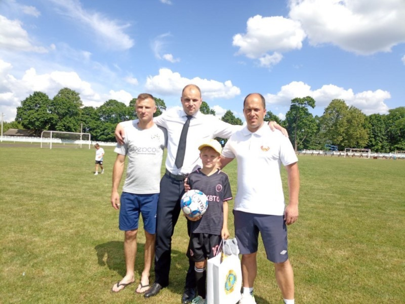 Евгений Булойчик вручил награду юному футболисту