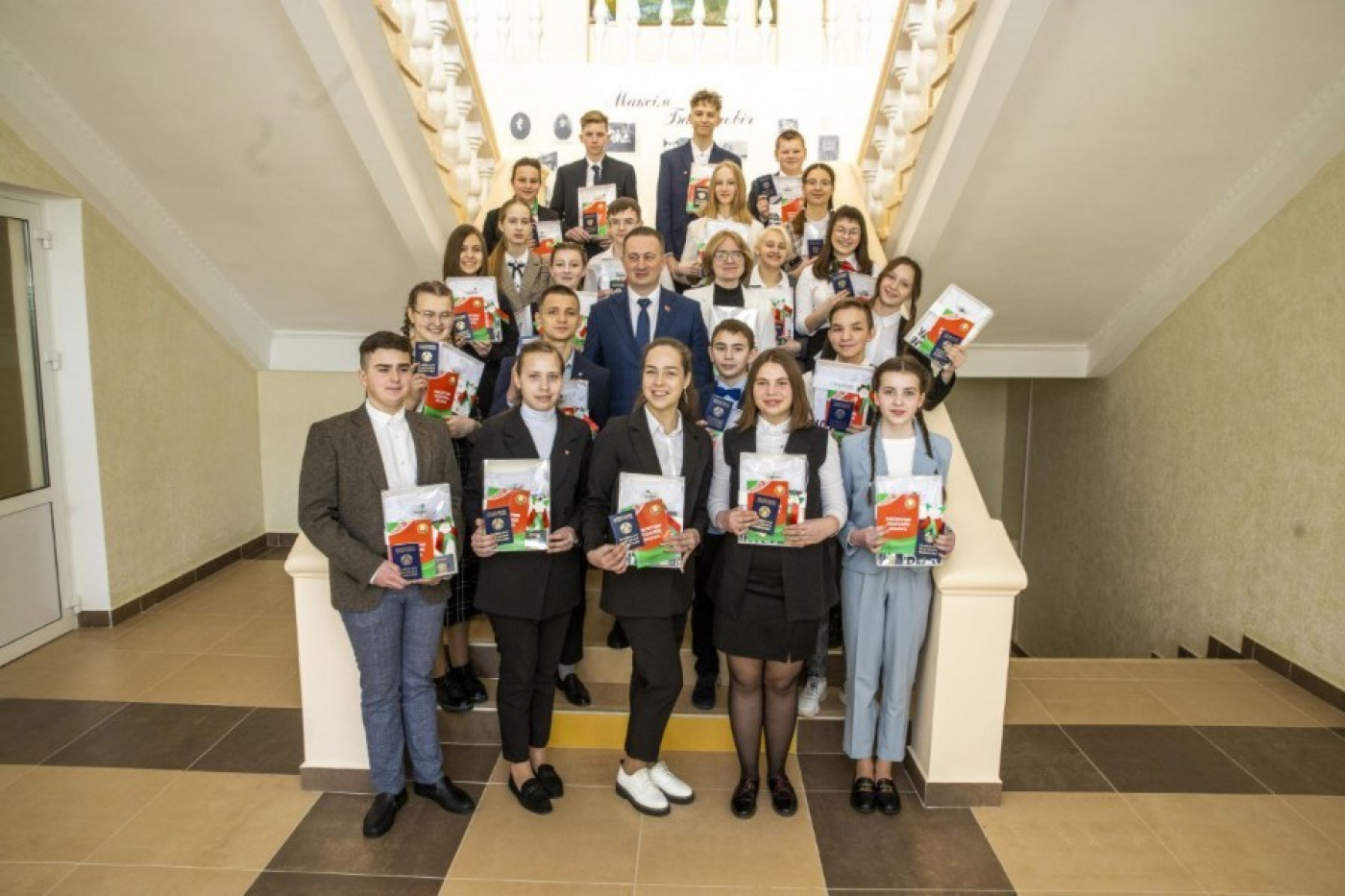 Александр Турчин вручил паспорта лучшим школьникам области!