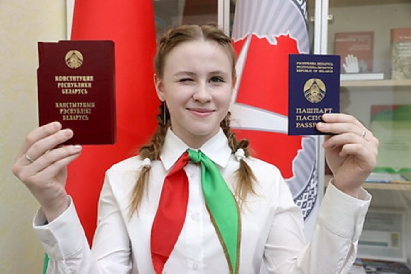 "Мы - граждане Беларуси". В ЦИК юным белорусам торжественно вручили первые паспорта