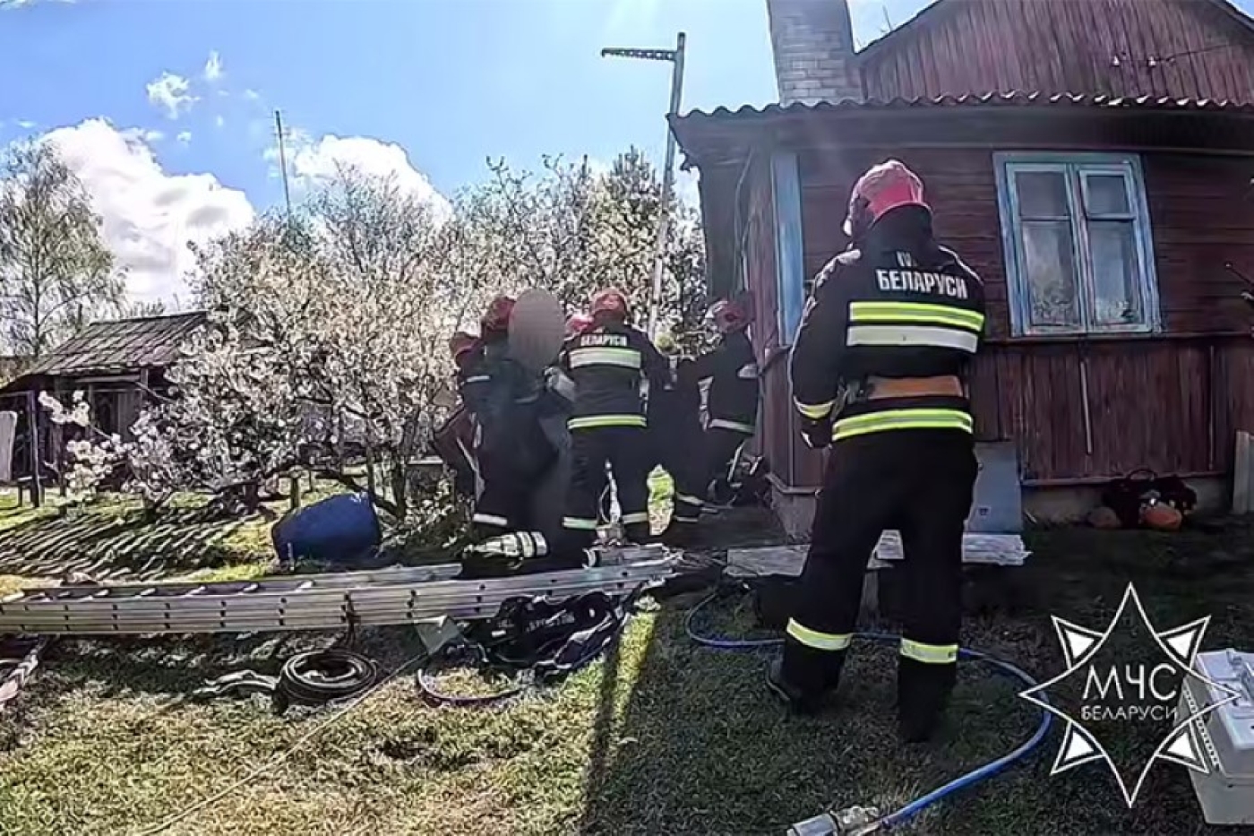 Спасатели помогли мужчине выбраться из колодца в Бресте