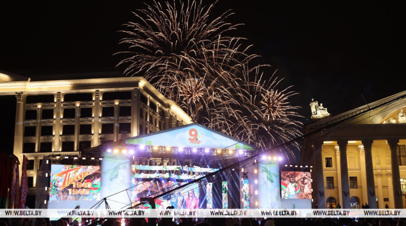 Фейерверк в честь Дня Победы раскрасил небо в разных уголках Беларуси