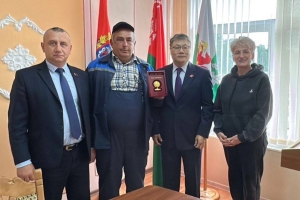 Память о героизме: медаль от КНР вручена внуку фронтовика Леониду Жуковскому