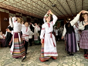 І сябе паказалі, і на другіх паглядзелі! У Новінскім СДК прайшла фальклорная этна-вечарынка "Танцуем усе разам!".