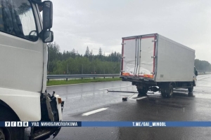 Женщина погибла под колесами грузовика в Березинском районе