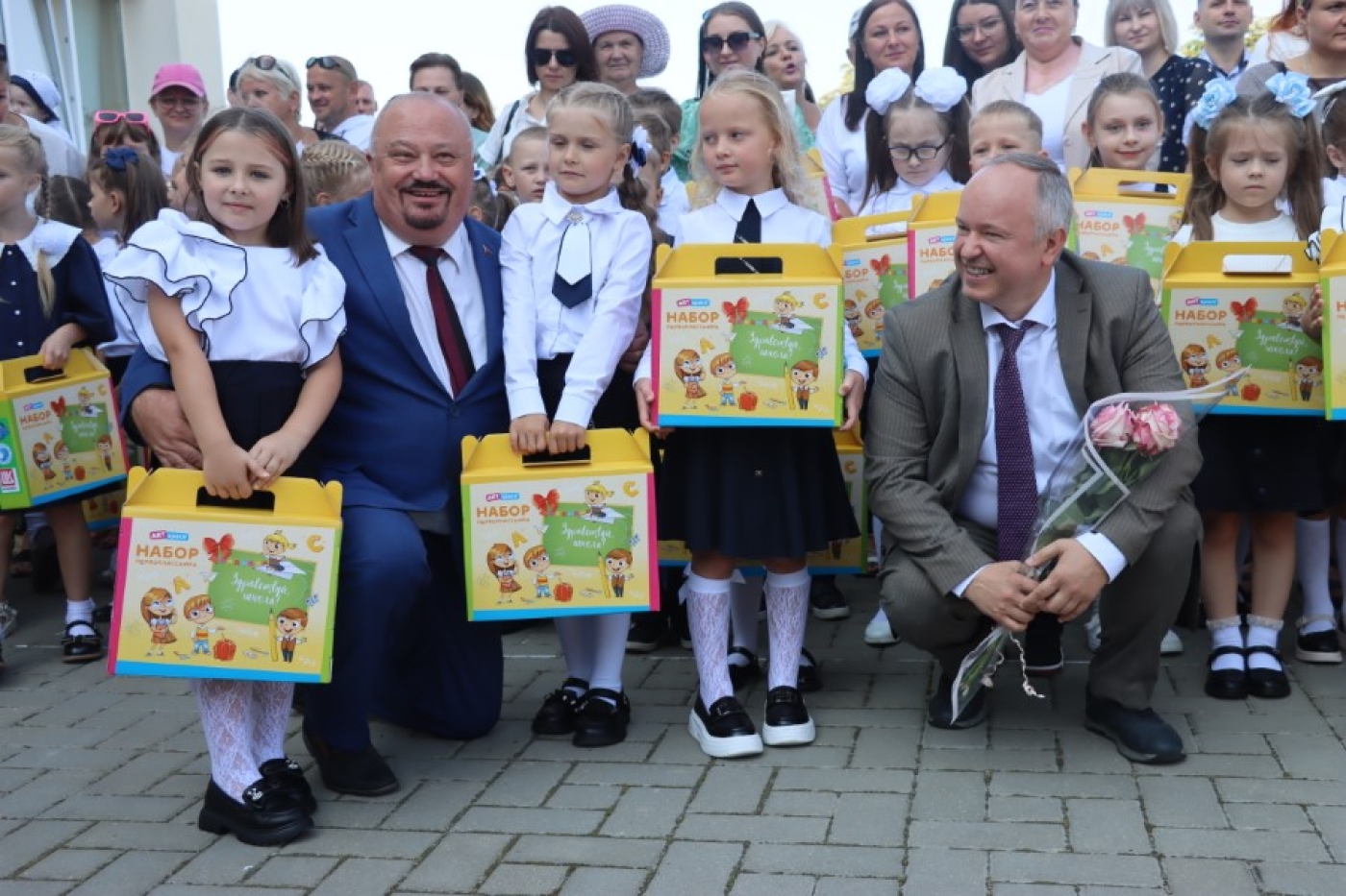 Подарки первоклассникам от профсоюзов и представителей Российской Федерации