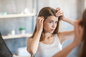 Сигнал о нарушении работы кожи головы: откуда берется перхоть и как с ней справиться