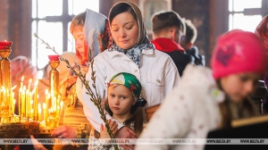 Православные верующие празднуют Вход Господень в Иерусалим - Вербное воскресенье