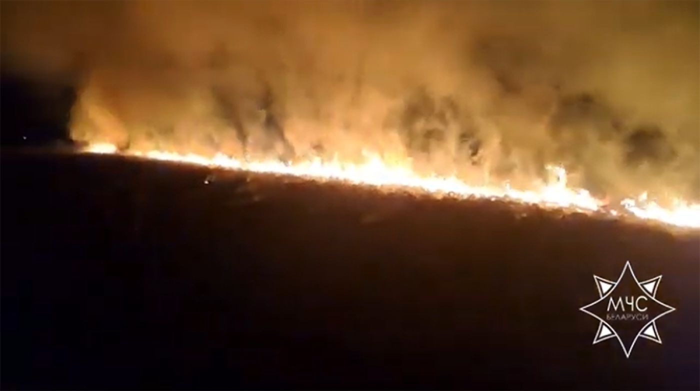 Сухая растительность горит в Пуховичском районе