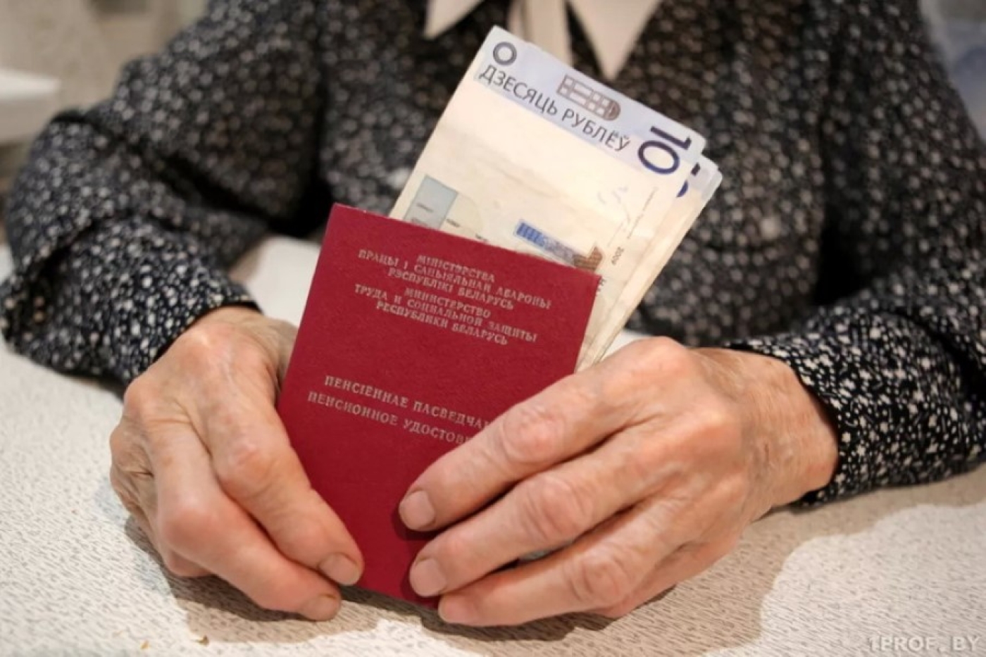 Какие ограничения на выплату пенсии за выслугу лет отменят для работающих госслужащих?